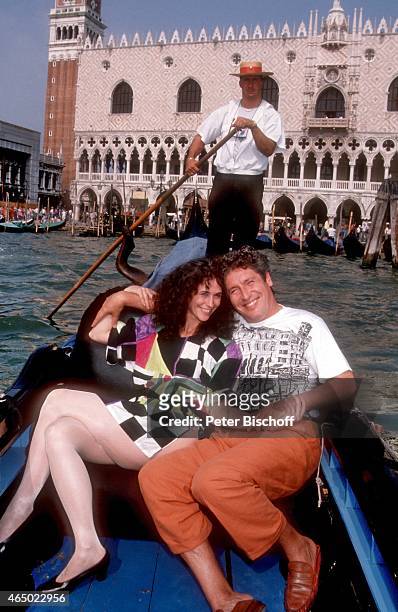 "Volker Brandt, Ehefrau Donna, am Rande der Dreharbeiten zur PRO 7-Serie ""Glückliche Reise"", Folge 13 ""Italien"" am in Venedig, Italien. "