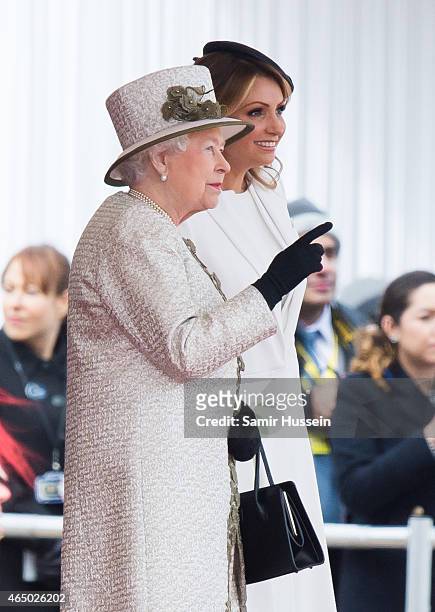 Queen Elizabeth II talks to Angelica Rivera, wife of Mexican President Enrique Pena Nieto during a ceremonial welcome for The President Of United...