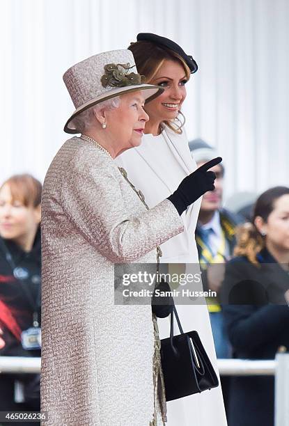 Queen Elizabeth II talks to Angelica Rivera, wife of Mexican President Enrique Pena Nieto during a ceremonial welcome for The President Of United...