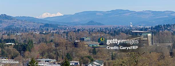 stadio autzen ampia vista university of three sisters-catena montuosa dell'oregon - università delloregon foto e immagini stock