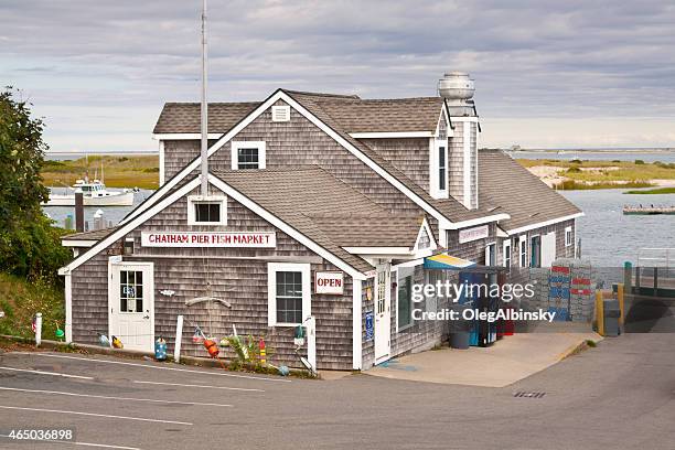 chatham molo mercato del pesce, chatham, cape cod, massachusetts. - chatham dockyard foto e immagini stock