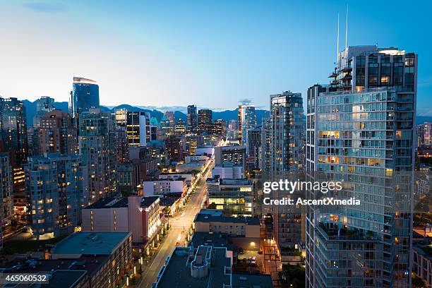 downtown vancouver at dusk - vancouver canada stockfoto's en -beelden