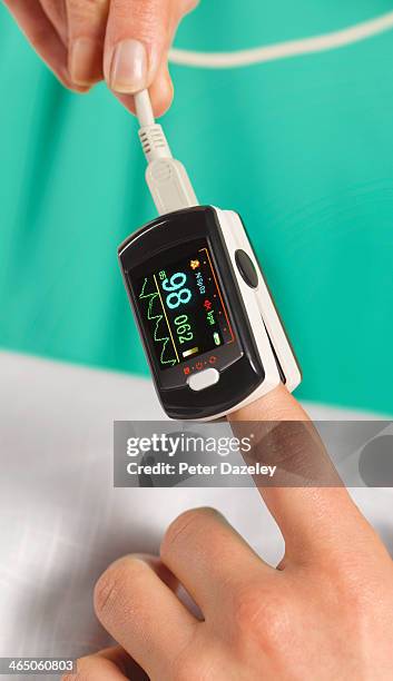 pulse tracer on patient - bewakingsapparatuur stockfoto's en -beelden