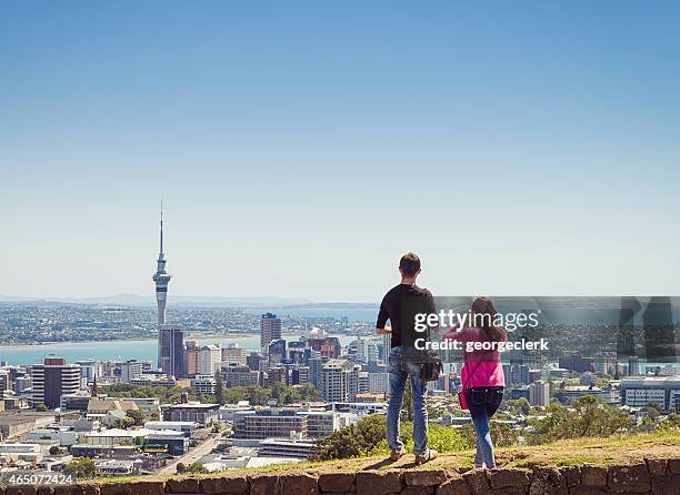 guarda su auckland - auckland skyline foto e immagini stock