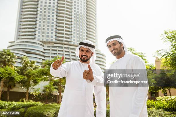 árabe sheik felicidad para el éxito - túnica fotografías e imágenes de stock