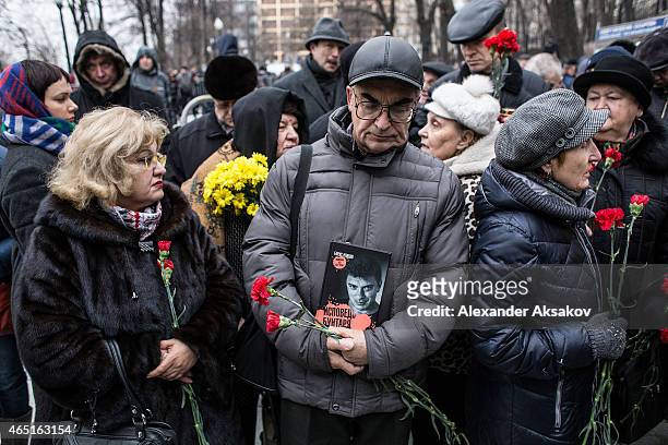 People wait in line near Sakharov Meseum before a farewell ceremony for Russian opposition leader Boris Nemtsov on March 3, 2015 in Moscow, Russia....
