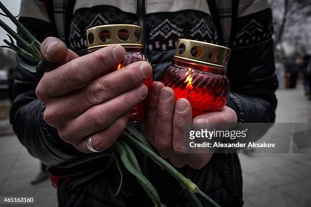 People bring candles near Sakharov Meseum before a farewell ceremony for Russian opposition leader Boris Nemtsov on March 3, 2015 in Moscow, Russia....