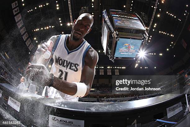 Kevin Garnett of the Minnesota Timberwolves puts powder on his hands before entering the game against the Los Angeles Clippers on March 2, 2015 at...