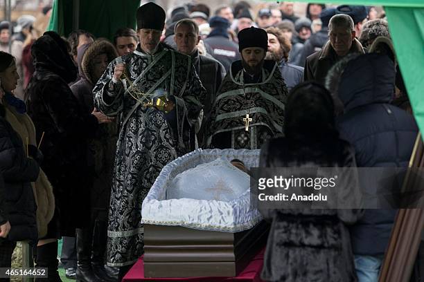 Relatives and friends of slain Russian opposition leader Boris Nemtsov attend his funeral ceremony at Troekurovskoye cemetery in Moscow, Russia, on...