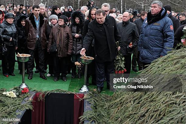 Relatives and friends near the grave of opposition leader Boris Nemtsov during his funeral at Troyekurovskoe cemetery in Moscow on March 3, 2015....