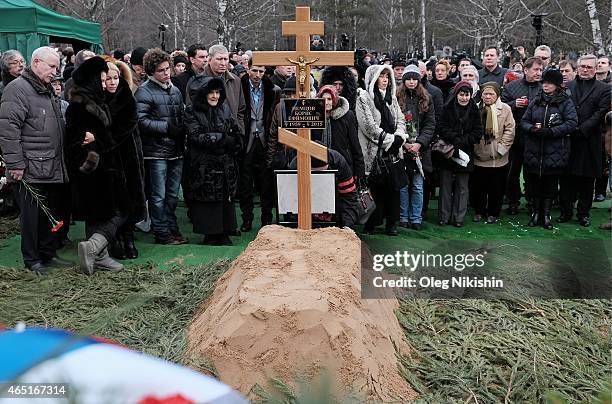 Relatives and friends near the grave of opposition leader Boris Nemtsov during his funeral at Troyekurovskoe cemetery in Moscow on March 3, 2015....