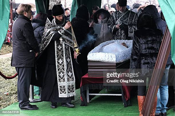 Anton Nemtsov, Dina Eidman Ekaterina Odintsova, Dina Nemtsova near the grave of opposition leader Boris Nemtsov during his funeral at Troyekurovskoe...