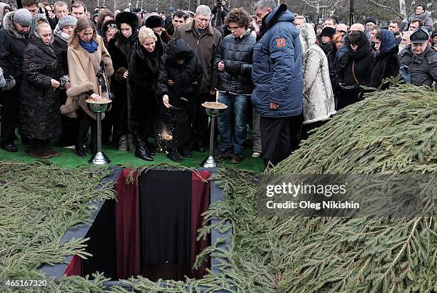 Relatives and friends near the grave of opposition leader Boris Nemtsov during his funeral at Troyekurovskoe cemetery in Moscow on March 3, 2015....