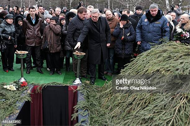 Relatives and friends near the grave of opposition leader Boris Nemtsov during his funeral at Troyekurovskoe cemetery in Moscow on March 3, 2015....