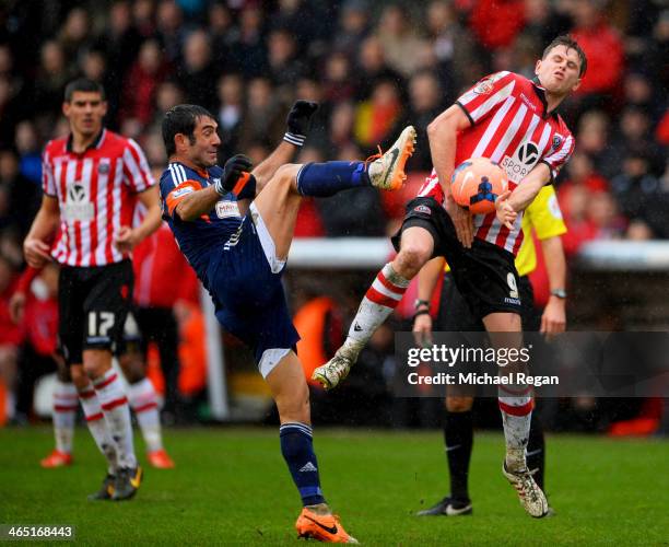 Chris Porter of Sheffield United battles with Giorgos Karagounis of Fulham during the FA Cup with Budweiser fourth round match between Sheffield...