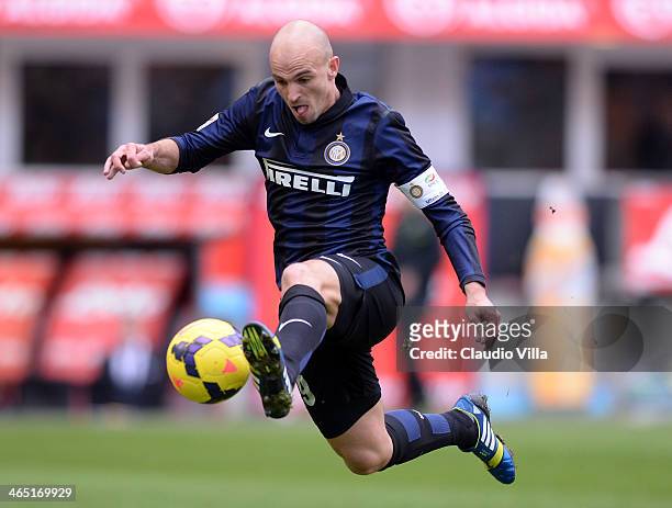 Esteban Cambiasso of FC Inter Milan in action during the Serie A match between FC Internazionale Milano and Calcio Catania at San Siro Stadium on...