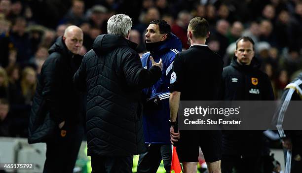 Hull manager Steve Bruce and Sunderland manager Gus Poyet argue after Poyet is sent to the stand during the Barclays Premier League match between...