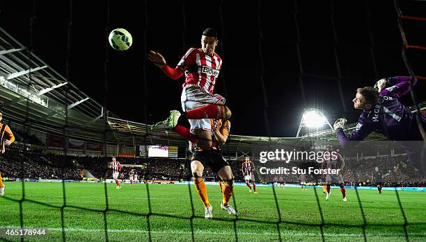 Sunderland player Jack Rodwell scores the first Sunderland goal past Hull goalkeeper Allan McGregor during the Barclays Premier League match between...