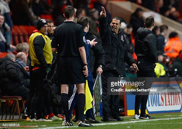 Guy Luzon Manager of Charlton Athletic argues with Dougie Freedman Manager of Nottingham Forest during the Sky Bet Championship match between...
