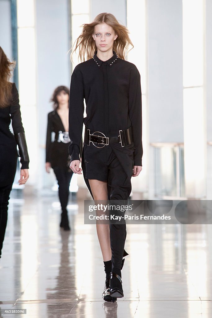 Anthony Vaccarello : Runway - Paris Fashion Week Womenswear Fall/Winter 2015/2016