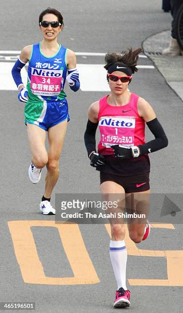 Tetiana Gamera-Shmyrko of Ukraine takes a lead to Yukiko Akaba of Japan during the 33rd Osaka Women's Marathon on January 26, 2014 in Osaka, Japan.