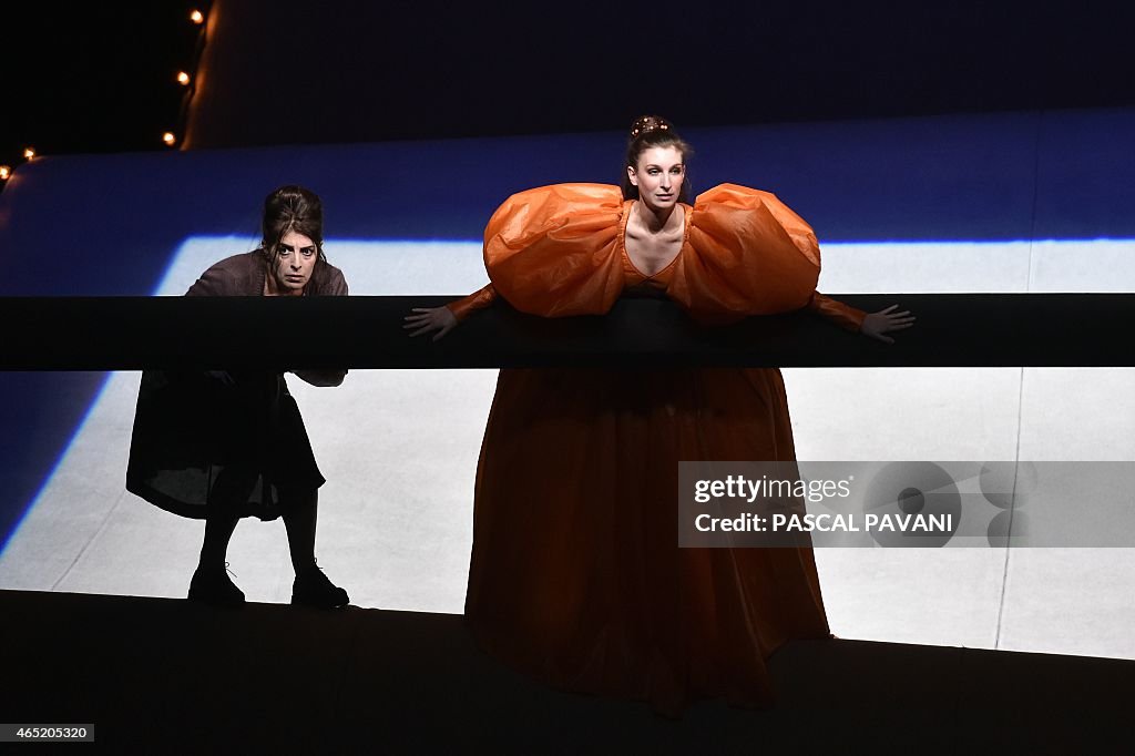 FRANCE-ITALY-ART-THEATRE-GOZZI-PELLY-GREEN-BIRD