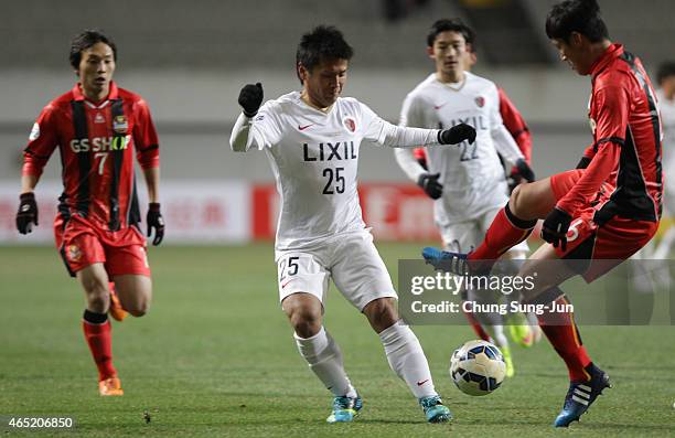 Yasushi Endo of Kashima Antlers compete for the ball with Kim Jin-Kyu of FC Seoul during the AFC Champions League Group H match between FC Seoul and...