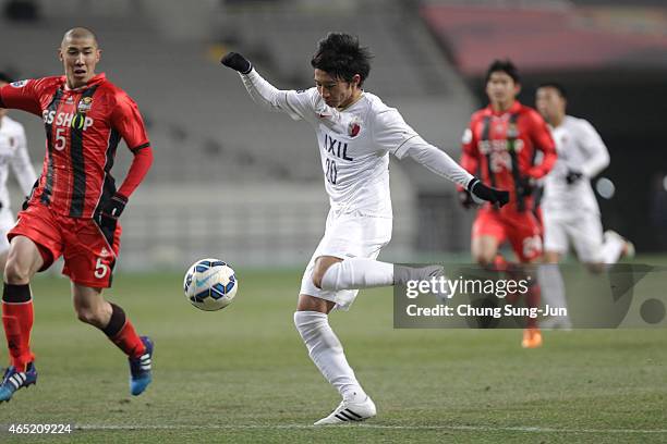 Gaku Shibasaki of Kashima Antlers compete for the ball with Cha Du-Ri of FC Seoul during the AFC Champions League Group H match between FC Seoul and...