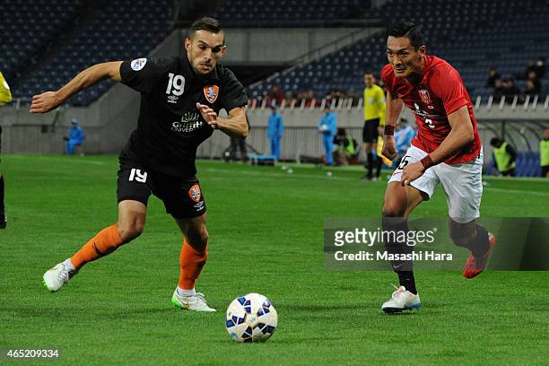 Jack Hingert of Brisbane Roar and Tomoaki Makino of Urawa Reds compete for the ball during the AFC Champions League Group G match between Urawa Red...