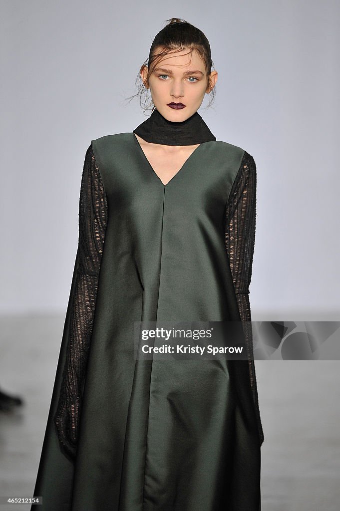 Yang Li : Runway - Paris Fashion Week Womenswear Fall/Winter 2015/2016