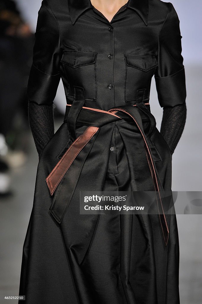 Yang Li : Runway - Paris Fashion Week Womenswear Fall/Winter 2015/2016