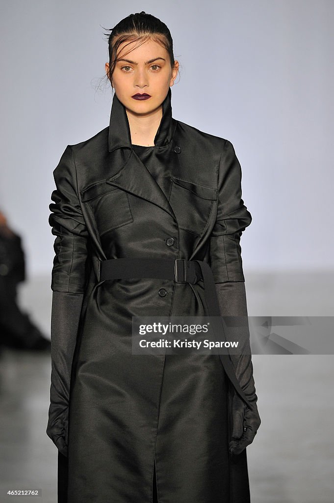 Yang Li : Runway - Paris Fashion Week Womenswear Fall/Winter 2015/2016