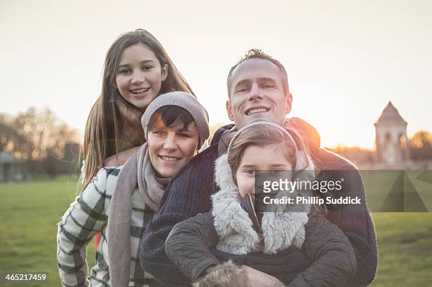 happy family sitting in nature together - kind vor der pubertät stock-fotos und bilder