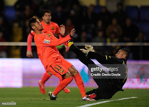 Neymar of FC Barcelona beats Sergio Asenjo of Villarreal to score his team's opening goal during the Copa del Rey Semi-Final, Second Leg match...