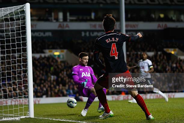 Ki Sung-Yueng of Swansea City shoots past Hugo Lloris of Spurs as he scores their first and equalising goal during the Barclays Premier League match...
