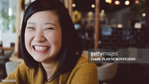 cafe time - 若い カワイイ 女の子 日本人 ストックフォトと画像