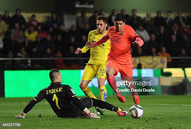 Luis Suarez of FC Barcelona challenges Sergio Asenjo of Villarreall before scoring his team's 2nd goal during the Copa del Rey Semi-Final, Second Leg...