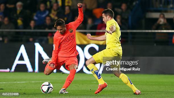 Neymar of FC Barcelona kicks the ball during the Copa del Rey semi-final second leg match between Villarreal CF and FC Barcelona at El Madrigal on...