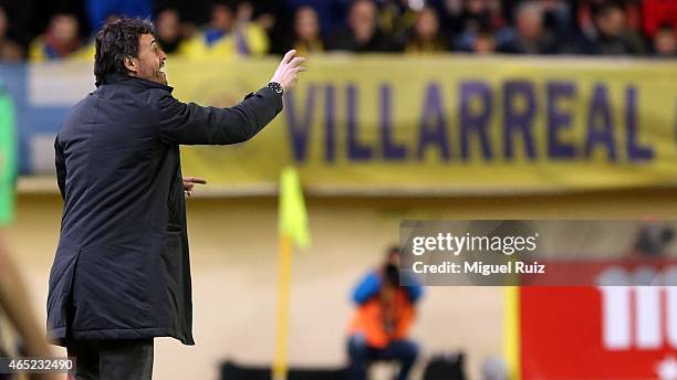 Head coach of FC Barcelona Luis Enrique gives instructions to the team during the Copa del Rey semi-final second leg match between Villarreal CF and...