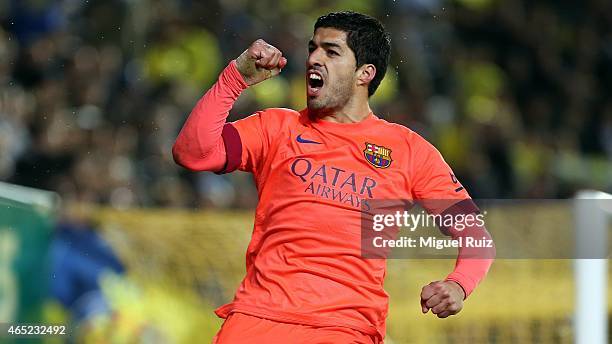 Luis Suarez of FC Barcelona celebrates scoring the second goal during the Copa del Rey semi-final second leg match between Villarreal CF and FC...