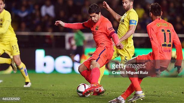 Luis Suarez of FC Barcelona manages the ball during the Copa del Rey semi-final second leg match between Villarreal CF and FC Barcelona at El...