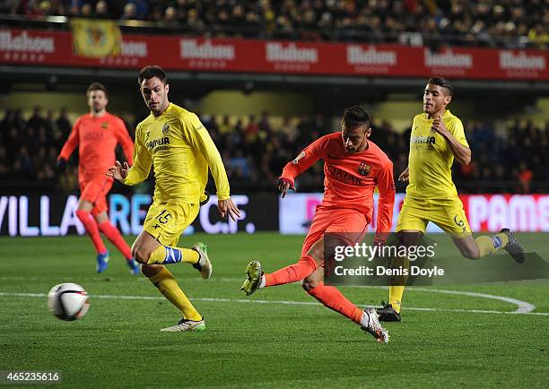 Neymar of FC Barcelona shoots at goal during the Copa del Rey Semi-Final, Second Leg match between Villarreal CF and Barcelona at El Madrigal stadium...