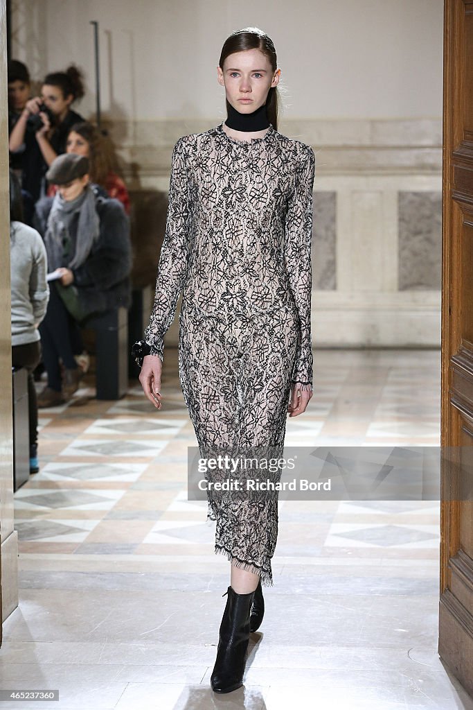 Sharon Wauchob : Runway - Paris Fashion Week Womenswear Fall/Winter 2015/2016