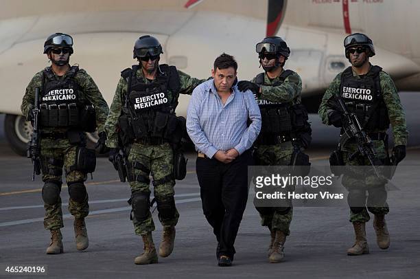 Omar Trevino alias "El Z-42" leader of criminal organisation "Los Zetas" is escorted by Mexican Army after his arrest in the Mexican State of Nuevo...