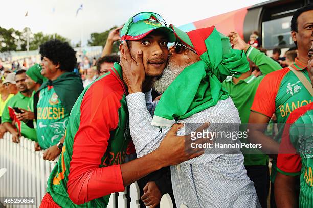 Shafiul Islam of Bangladesh thanks fans after winning the 2015 ICC Cricket World Cup match between Bangladesh and Scotland at Saxton Field on March...