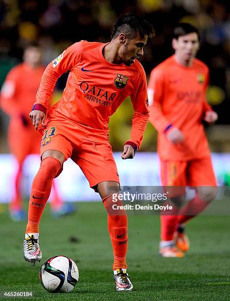 Neymar of FC Barcelona controls the ball during the Copa del Rey Semi-Final, Second Leg match between Villarreal CF and Barcelona at El Madrigal...