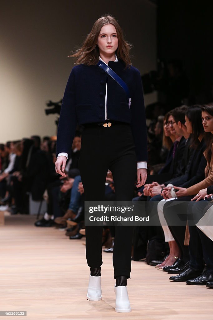 Carven : Runway - Paris Fashion Week Womenswear Fall/Winter 2015/2016