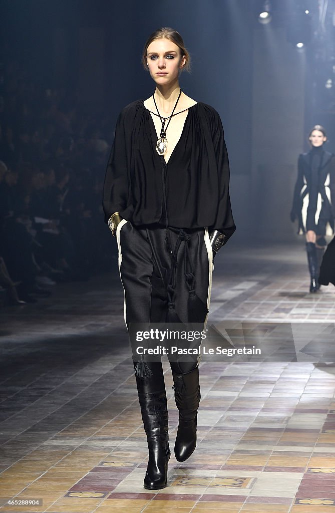 Lanvin : Runway - Paris Fashion Week Womenswear Fall/Winter 2015/2016