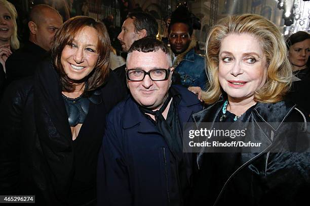 Fashion Designer Alber Elbaz pose between Catherine Deneuve and Donna Karan after the Lanvin show as part of the Paris Fashion Week Womenswear...