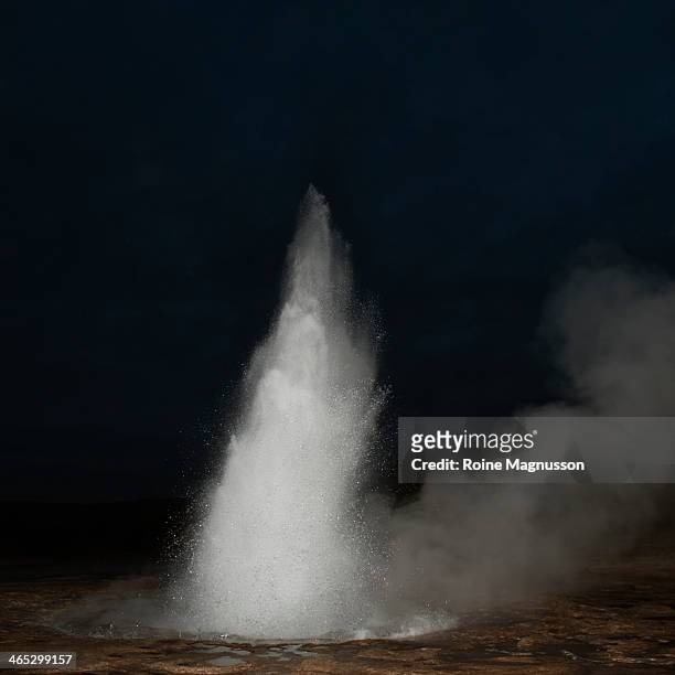 geysir at night - geyser ストックフォトと画像